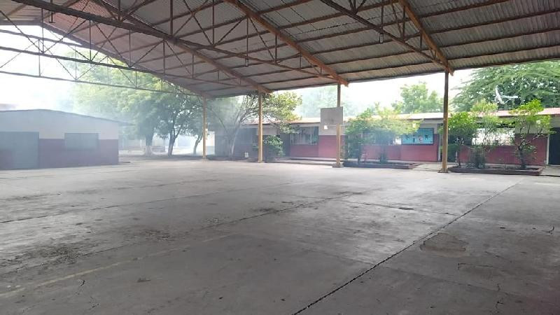 SSM fumiga las escuelas en Apatzingán por el regreso a clases 