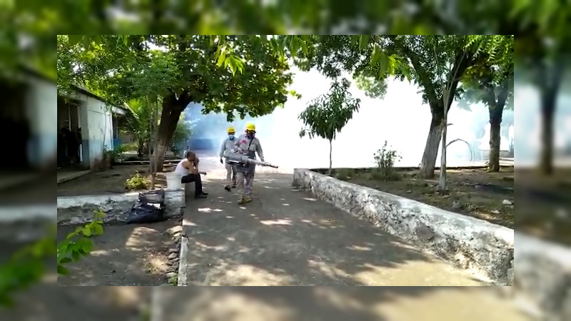 SSM fumiga las escuelas en Apatzingán por el regreso a clases 