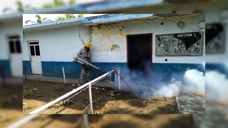 SSM fumiga las escuelas en Apatzingán por el regreso a clases 
