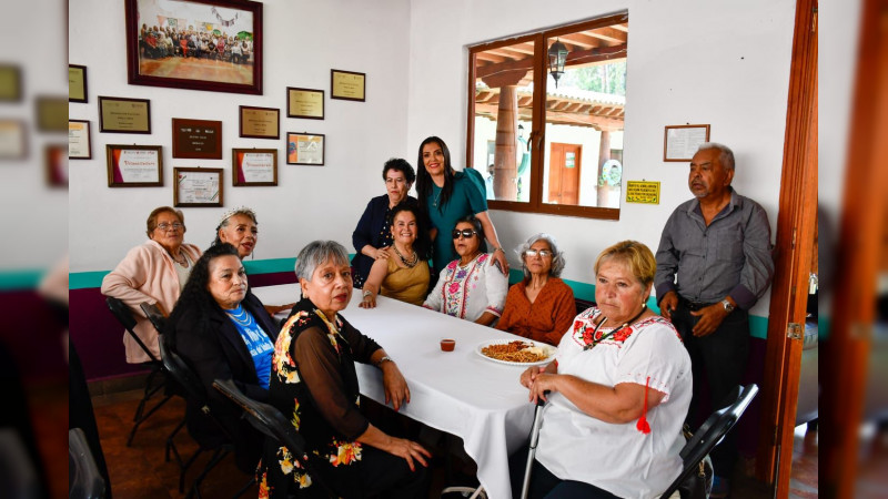 Con una política integral de atención adultos mayores, DIF Municipal celebró a Abuelos en su día en Pátzcuaro