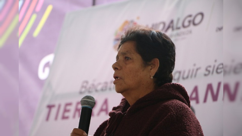 La presidenta Honoraria del DIF Municipal de Ciudad Hidalgo entregó 120 becas a alumnos de nivel básico 