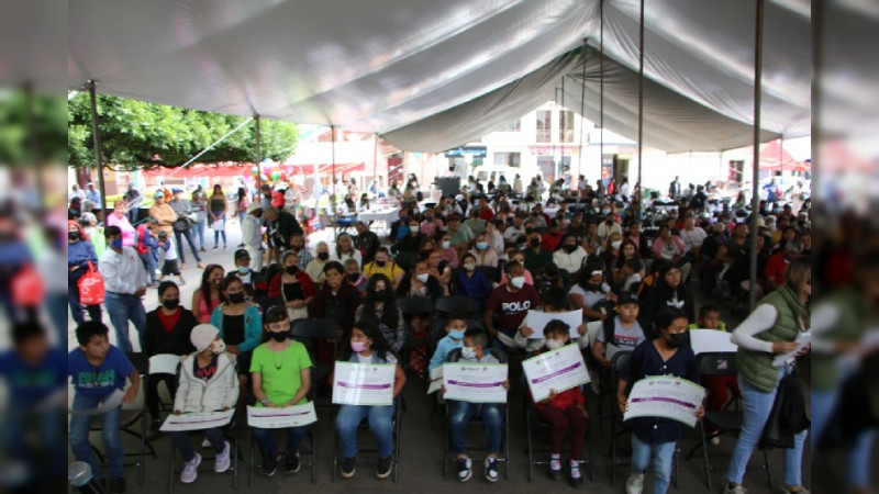 La presidenta Honoraria del DIF Municipal de Ciudad Hidalgo entregó 120 becas a alumnos de nivel básico 