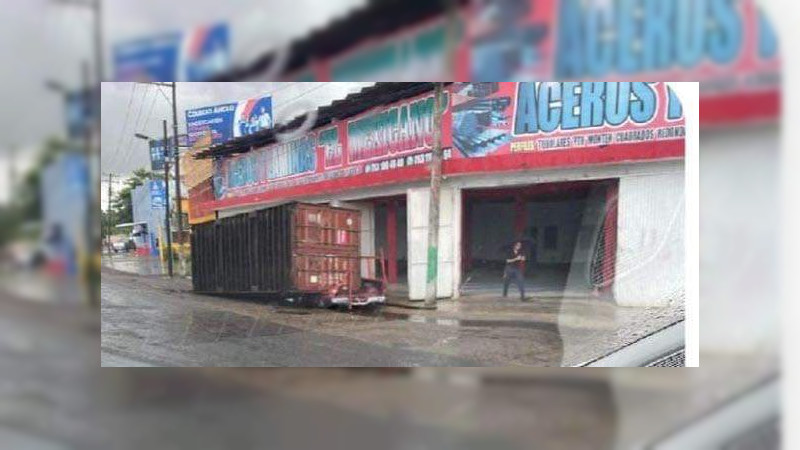 Lázaro Cárdenas, Michoacán: Cae contenedor sobre camioneta, solo hubo daños materiales