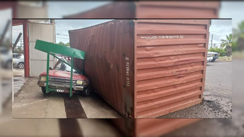 Lázaro Cárdenas, Michoacán: Cae contenedor sobre camioneta, solo hubo daños materiales