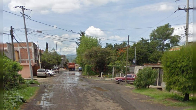 Vecinos de San Isidro Itzicuaro solicitan pavimentación de avenida principal 