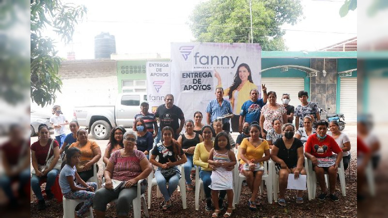 Entrega Fanny Arreola útiles escolares en colonias y localidades de Apatzingán 