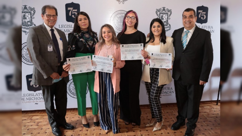 Trabajadoras del área COVID-19 del Hospital Civil, reciben reconocimientos del Congreso de Michoacán