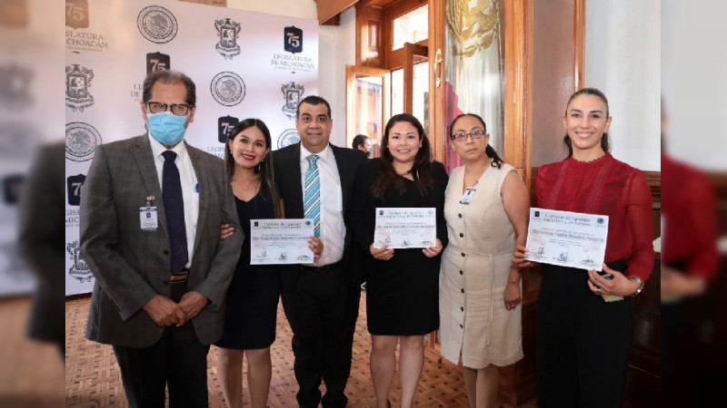 Trabajadoras del área COVID-19 del Hospital Civil, reciben reconocimientos del Congreso de Michoacán