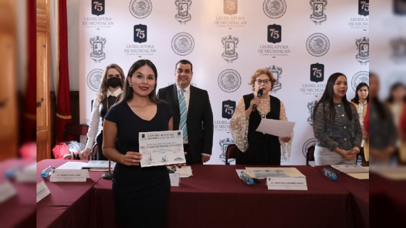 Trabajadoras del área COVID-19 del Hospital Civil, reciben reconocimientos del Congreso de Michoacán