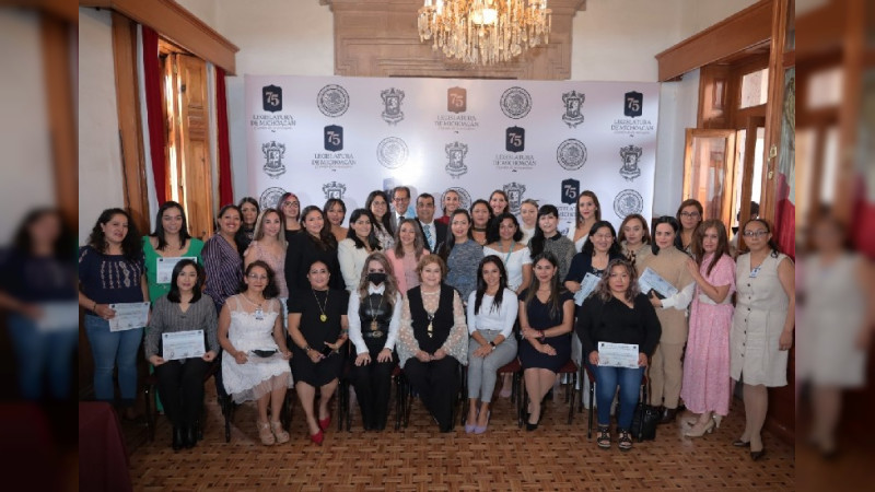 Trabajadoras del área COVID-19 del Hospital Civil, reciben reconocimientos del Congreso de Michoacán