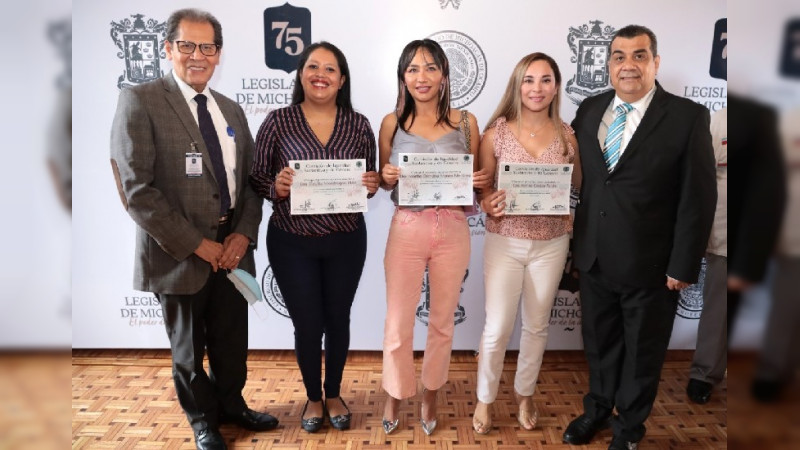 Trabajadoras del área COVID-19 del Hospital Civil, reciben reconocimientos del Congreso de Michoacán
