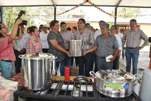 Gobernador entrega casi medio millón de pesos en créditos para mujeres de Tierra Caliente 