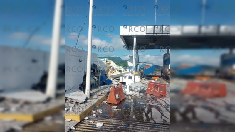 Tráiler sin frenos se estrella contra caseta de cobro de Copándaro 