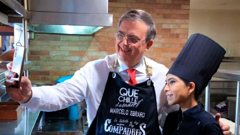 Marcelo Ebrard ya aprendió a hacer huevos con machaca  