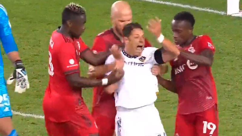 Chicharito hace tremenda escena en partido del LA Galaxy, digno de La Rosa de Guadalupe 