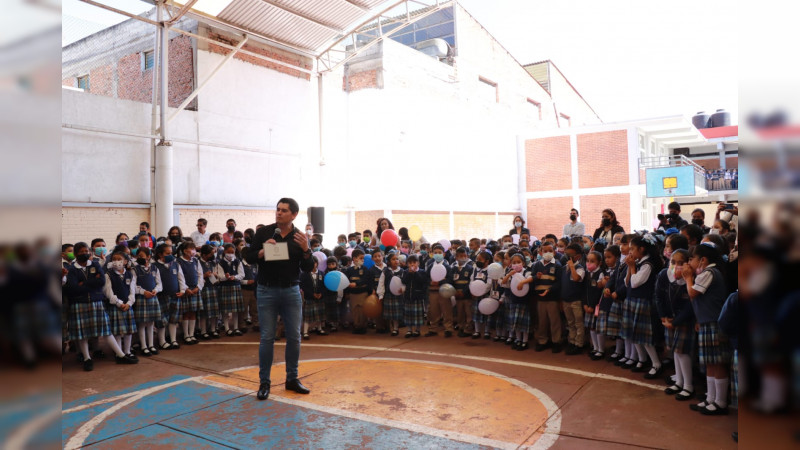 Entrega Toño Ixtláhuac aula de usos múltiples y comedor estudiantil en la primaria Eva Sámano 