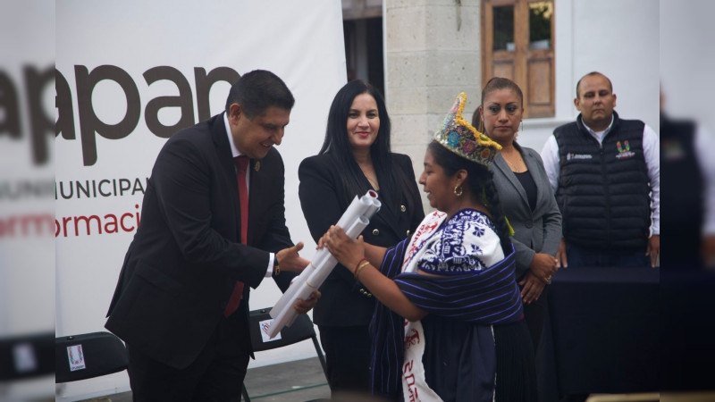Distribuyen programa de fiestas patrias en comunidades y barrios tradicionales de Uruapan 