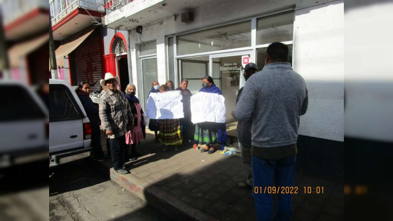 Protestan habitantes de Tacuro en el Banco del Bienestar en Cherán 