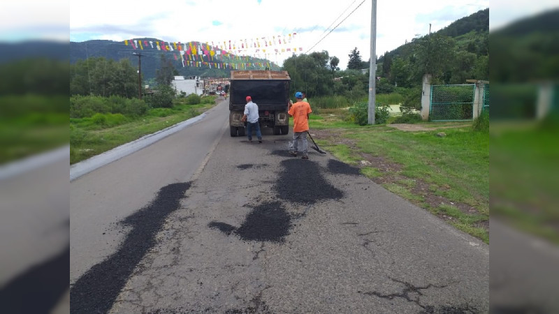 Carretera de San Bartolo-Agostitlán recibe trabajo de bacheo por el Gobierno Municipal de Ciudad Hidalgo 