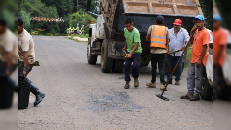 Carretera de San Bartolo-Agostitlán recibe trabajo de bacheo por el Gobierno Municipal de Ciudad Hidalgo 