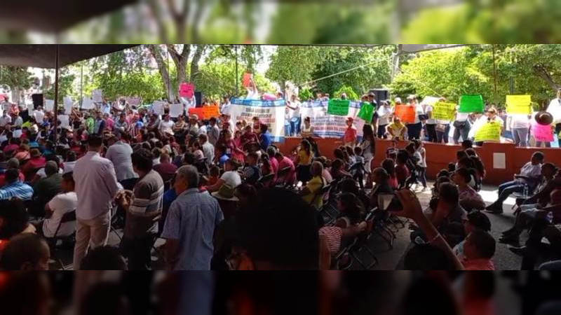 Protestan docentes del Cobaem durante visita de Alfredo Ramírez a Apatzingán 