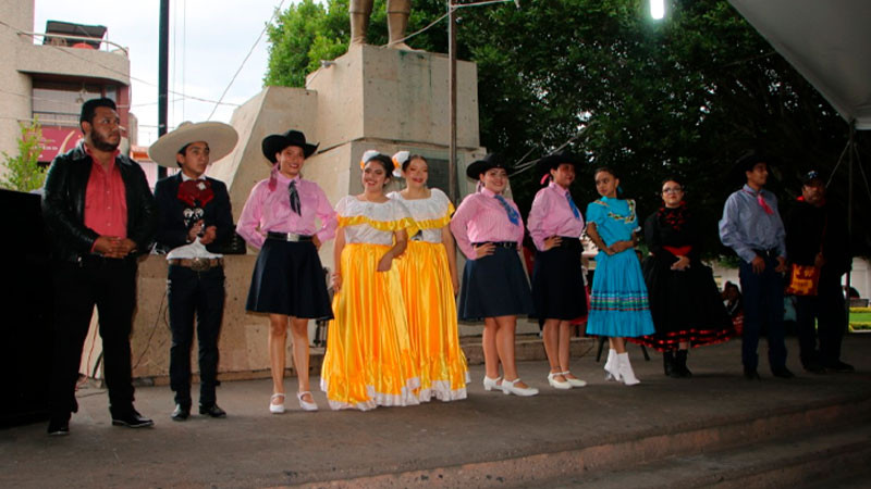 Exalumnos de Preparatoria Taximaroa realizan "Domingos de Grandeza Culturales" en Ciudad Hidalgo