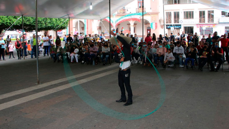 Exalumnos de Preparatoria Taximaroa realizan "Domingos de Grandeza Culturales" en Ciudad Hidalgo