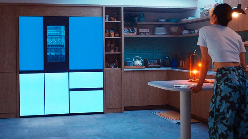 LG presenta su refrigerador con puertas que cambiar de color y reproduce música para mejorar el ánimo de las personas 