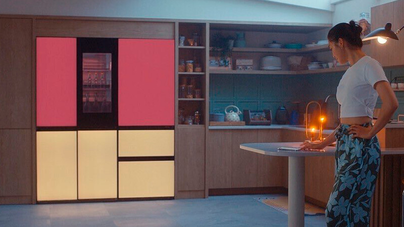 LG presenta su refrigerador con puertas que cambiar de color y reproduce música para mejorar el ánimo de las personas 