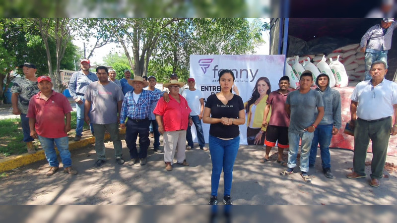 Entrega Fanny Arreola 20 toneladas de fertilizante pequeños productores de Apatzingán 