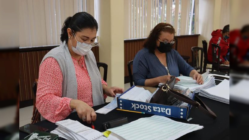 Avanza Secretaria de Educación del Estado de Michoacán en entrega de cheques a maestros estatales