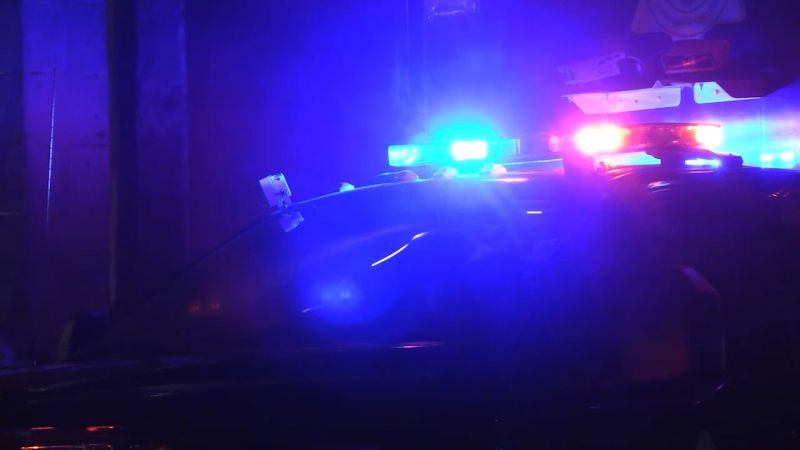 Delincuente intenta huir de la policía en automóvil y menor muere en fuego cruzado, en Nayarit 