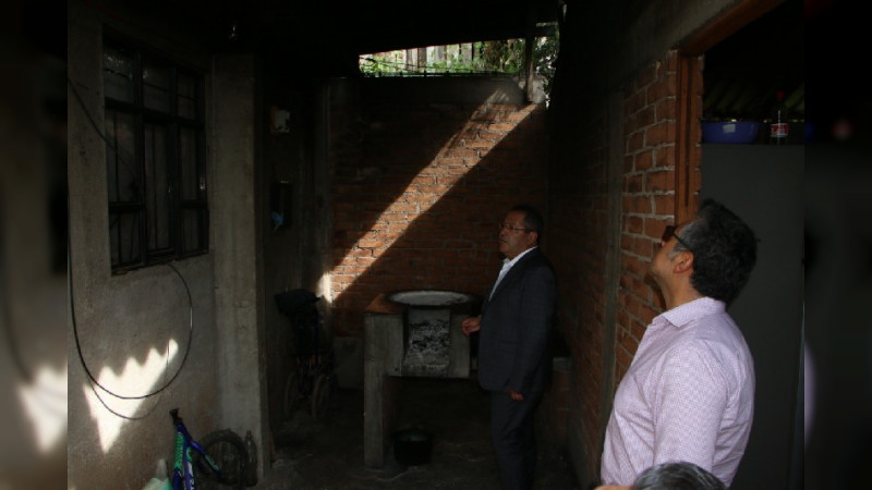 Ayuntamiento de Ciudad Hidalgo entrega pacas de teja de cartón 