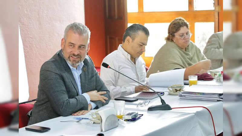 Afina gobernador agenda legislativa con diputados de Morena 