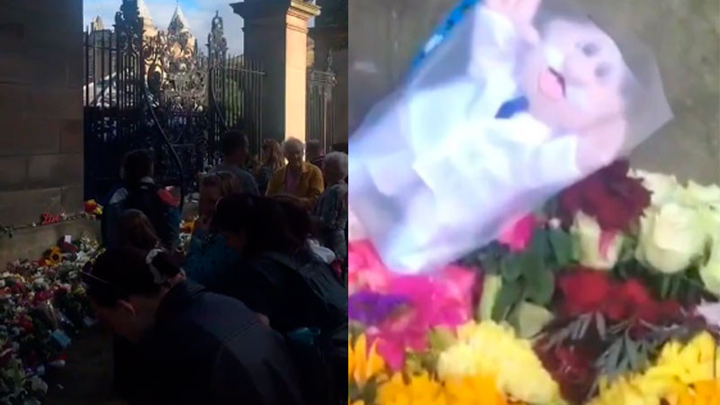 Colocan muñeco del Dr. Simi en flores que dejaron a la reina Isabel II en Edimburgo 