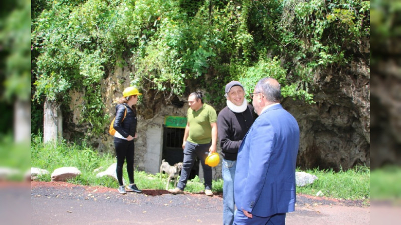 Presidente Municipal de Ciudad Hidalgo supervisa la primera etapa de la pavimentación asfáltico en la comunidad de Caleras 