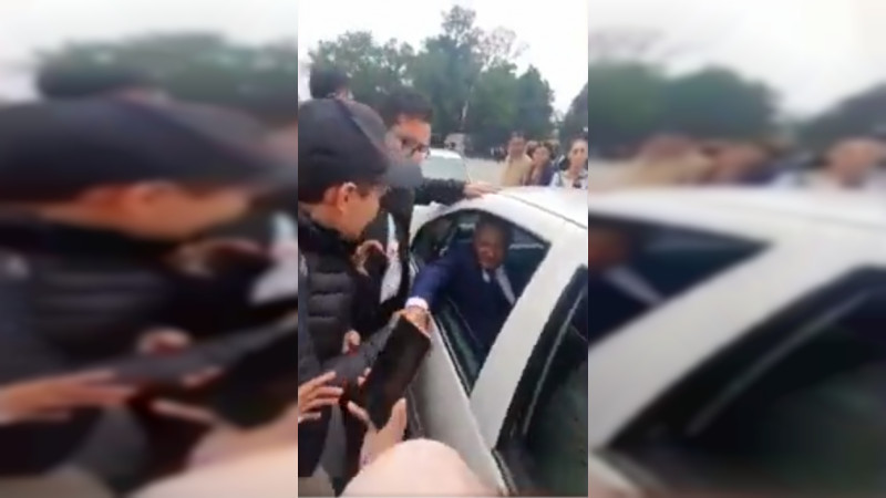 “Hay un cochinero en Michoacán”: CNTE intercepta a López Obrador en CDMX y este solo les sonríe 