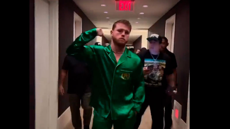 "Canelo" Álvarez llega a Las Vegas luciendo un pijama de más de 40 mil pesos 