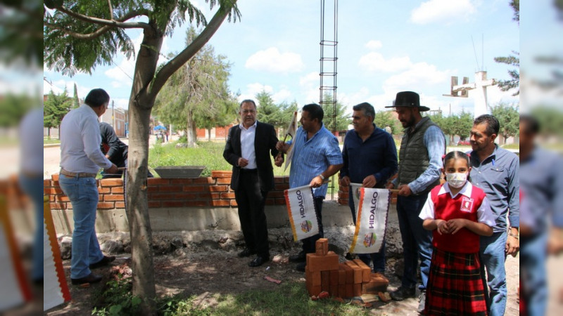 Encabeza alcalde de Hidalgo banderazo a barda perimetral de Primaria Vasconcelos