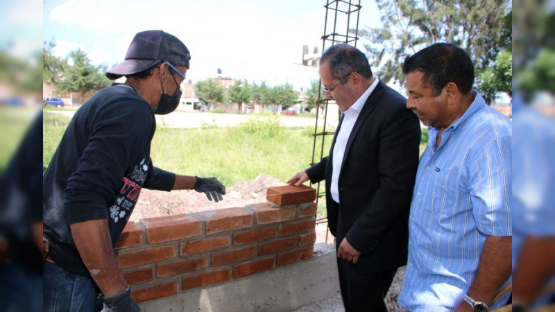 Encabeza alcalde de Hidalgo banderazo a barda perimetral de Primaria Vasconcelos
