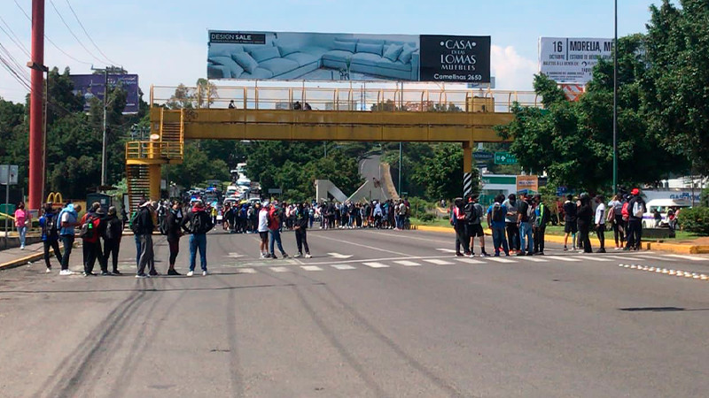 Continúan normalistas con marchas para asignación de plazas en Michoacán 