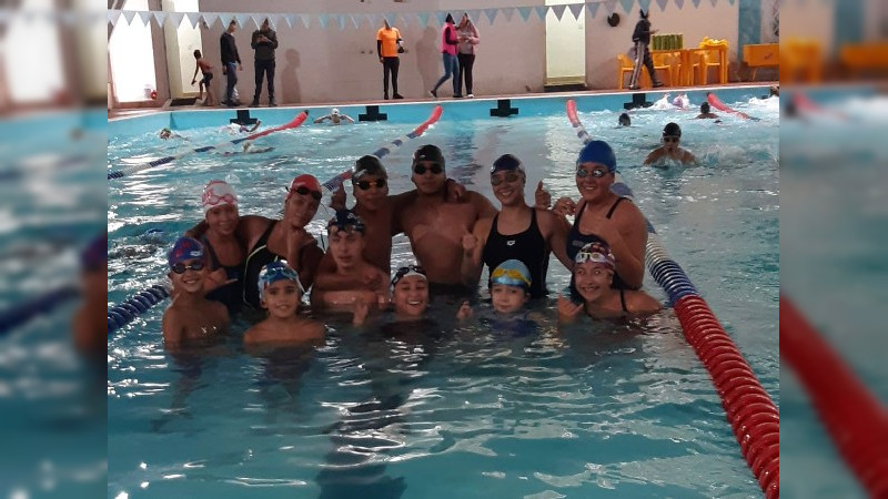 Equipos de natación pertenecientes de Ciudad Hidalgo, Michoacán logran ganar medallas en el Ciclo Competitvo 2022-2023 en Uruapan 