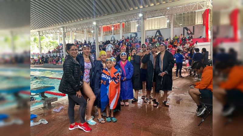 Equipos de natación pertenecientes de Ciudad Hidalgo, Michoacán logran ganar medallas en el Ciclo Competitvo 2022-2023 en Uruapan 