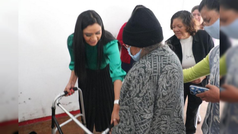 Araceli Saucedo entrega aparatos para movilidad asistida a personas con discapacidad y adultos mayores