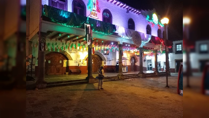 Secretaria de Salud de Michoacán fumigó plazas públicas, previo a la celebración de las fiestas patrias 
