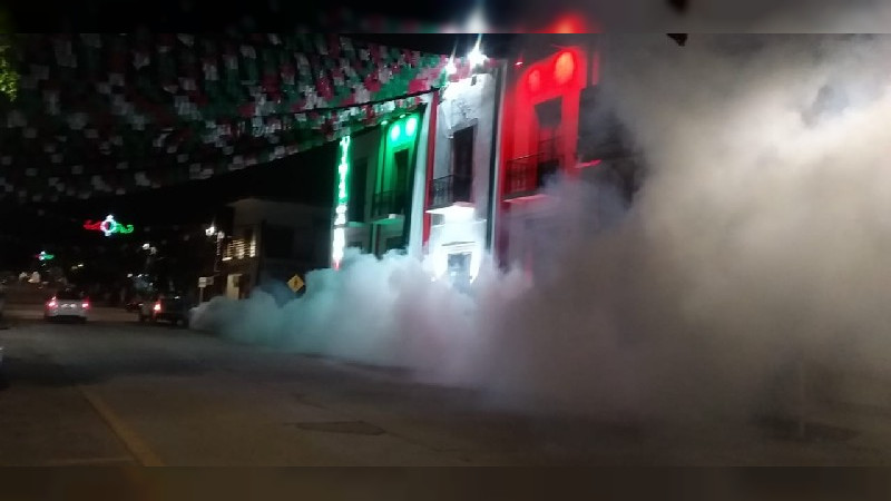 Secretaria de Salud de Michoacán fumigó plazas públicas, previo a la celebración de las fiestas patrias 