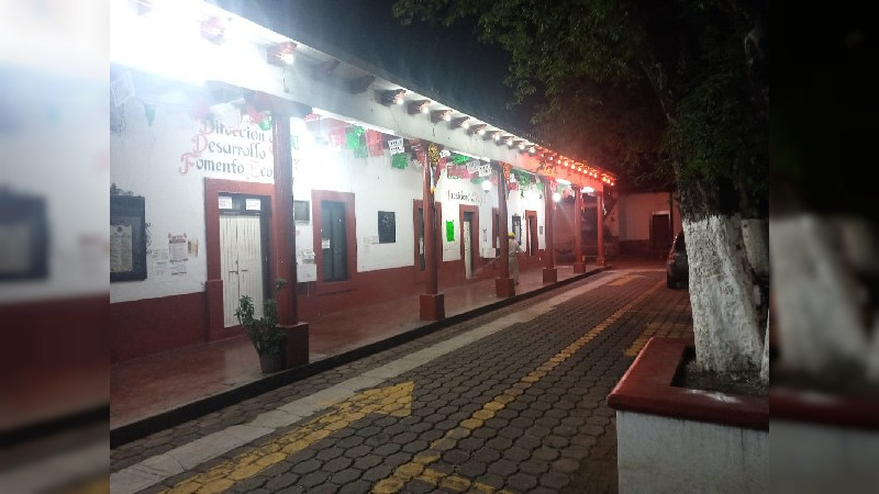 Secretaria de Salud de Michoacán fumigó plazas públicas, previo a la celebración de las fiestas patrias 