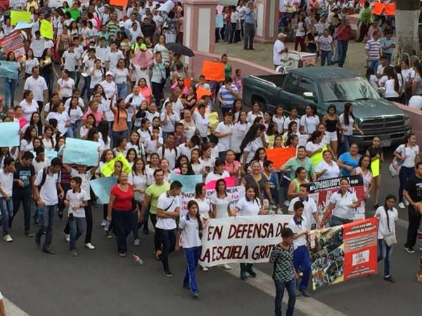 Maestros de la CNTE obligan a alumnos a marchar contra la reforma educativa en Apatzingán - Foto 0 