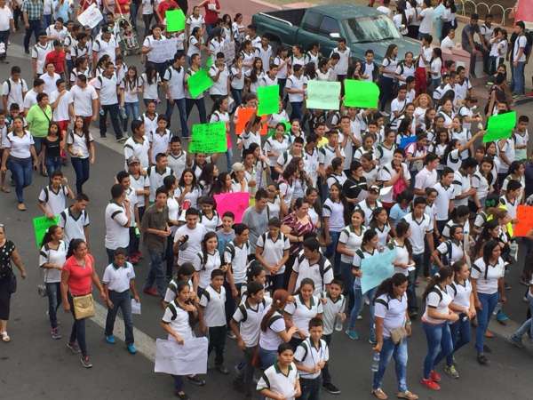 Maestros de la CNTE obligan a alumnos a marchar contra la reforma educativa en Apatzingán - Foto 1 
