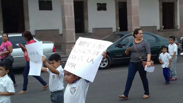 Maestros de la CNTE obligan a alumnos a marchar contra la reforma educativa en Apatzingán - Foto 2 